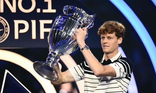 开云app官网-辛纳主场捧起年终第一 缺德约的总决赛看什么？