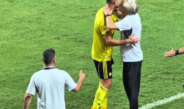 C罗被换下场时主教练深情亲吻其面颊，彰显为执教他不远万里而来的决心