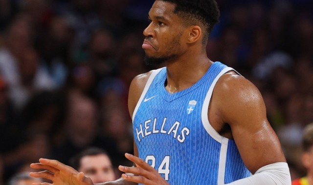 开云官网登录-探囊取物！字母哥首节出战8分钟 6中4轻松得到8分3板